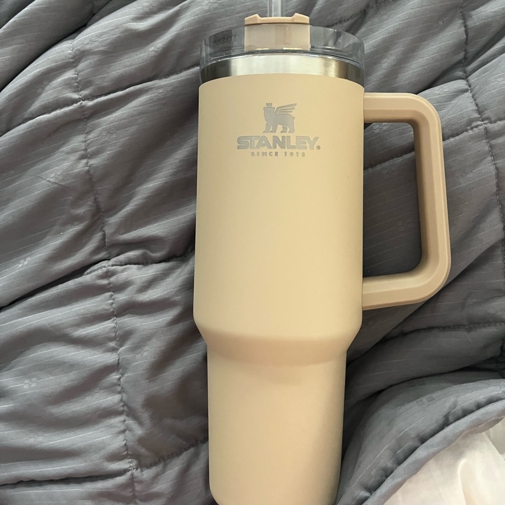 New Stanley 40oz Quencher H2.0